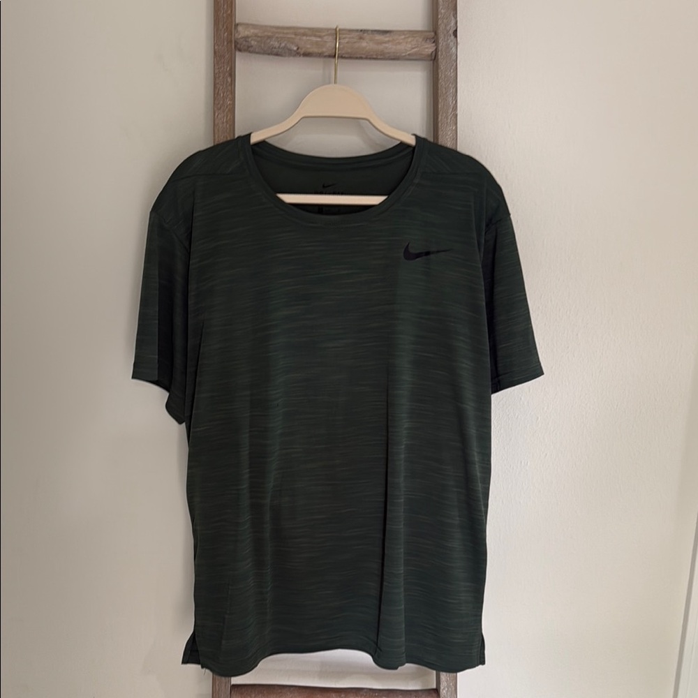Nike Men's Green T-Shirt